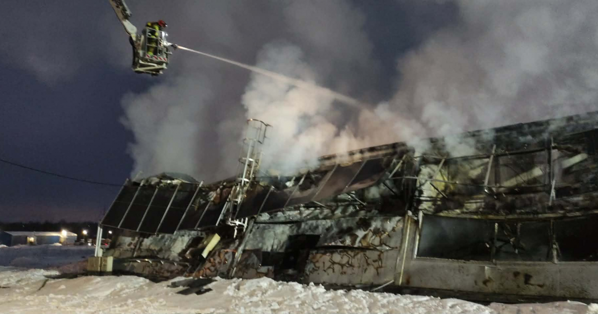 PILNE: Pożar hali produkcyjnej w Zagórzu. Dach budynku runął [ZDJĘCIA]