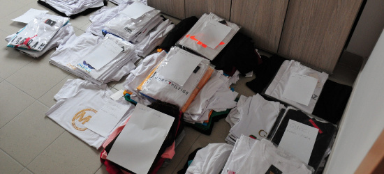 REGION: Zatrzymali osoby handlujące podrobioną odzieżą