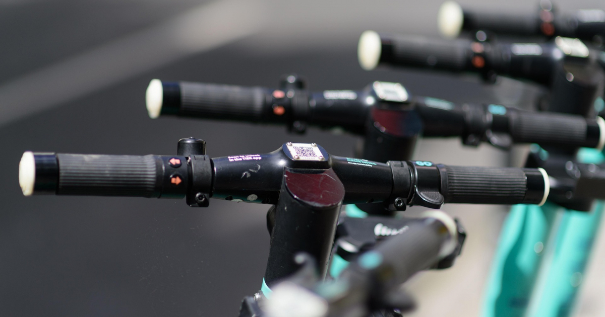 ZAGÓRZ: Pijany 21-latek na hulajnodze. Wywrócił się na ścieżce, pomogli mu ratownicy medyczni