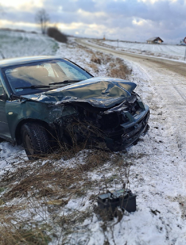 Groźna kolizja pod Fredropolem. Auto osobowe zderzyło się z autobusem