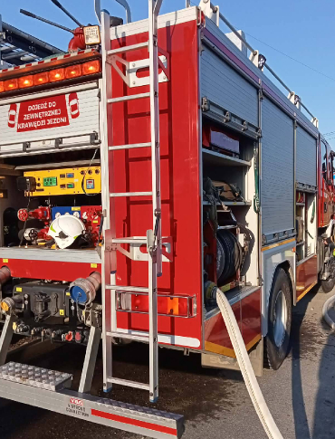 SROGÓW GÓRNY: Pożar wybuchł nad ranem. Palił się garaż [ZDJĘCIA]