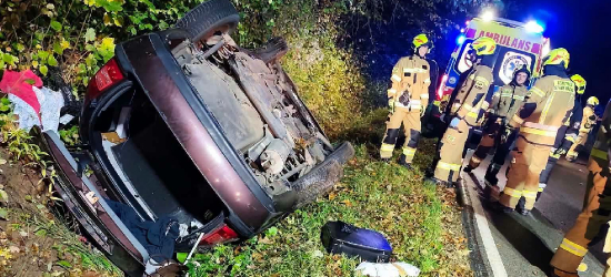 Groźny wypadek w Bliznem. Samochód dachował, 70-letni kierowca w szpitalu (ZDJĘCIA)