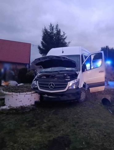 BIESZCZADY: Bus uderzył w przepust i studnię. Pojazdem jechało 9 osób