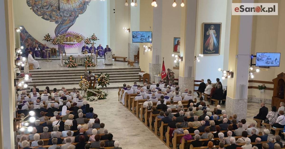 SANOK. realizowane są uroczystości pogrzebowe śp. ks. prał. Feliksa Kwaśnego [VIDEO, ZDJĘCIA]