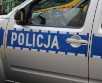 KRONIKA POLICYJNA: Cofał pijany, policję wezwali świadkowie. Skradzione tablice rejestracyjne, telefony i portfele