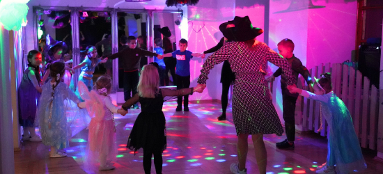 Wróżby, tańce i niezapomniana zabawa. Andrzejki w MDK Sanok [VIDEO, ZDJĘCIA]