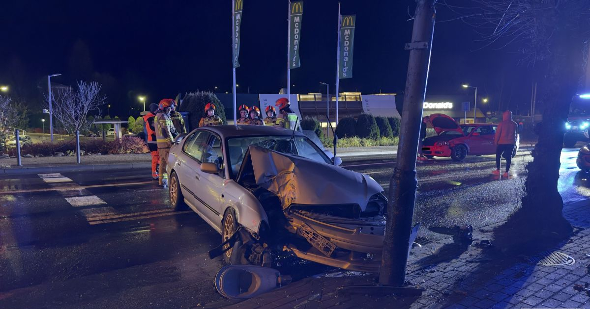 SANOK: Zderzenie trzech pojazdów na skrzyżowaniu Rymanowskiej i Słowackiego. Dwie osoby trafiły do szpitala [VIDEO, ZDJĘCIA]