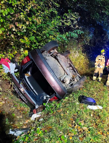Groźny wypadek w Bliznem. Samochód dachował, 70-letni kierowca w szpitalu (ZDJĘCIA)