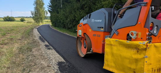 GMINA SANOK: Trwa asfaltowanie dróg gminnych w 10-ciu sołectwach (ZDJĘCIA)