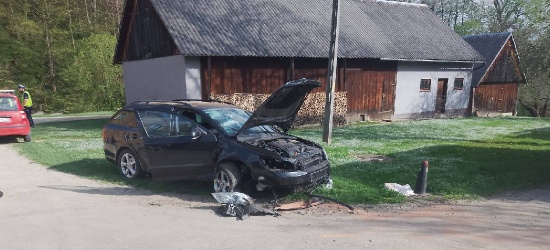 Niebezpieczne zdarzenie w Bukowcu. Skoda uderzyła w przepust
