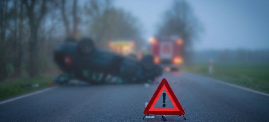 Dachowanie audi w Pakoszówce. Dwie osoby trafiły do szpitala
