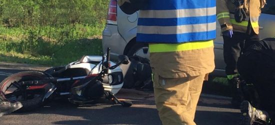 Uderzył w motocykl podczas skrętu. Kierujący jednośladem w szpitalu (ZDJĘCIA)