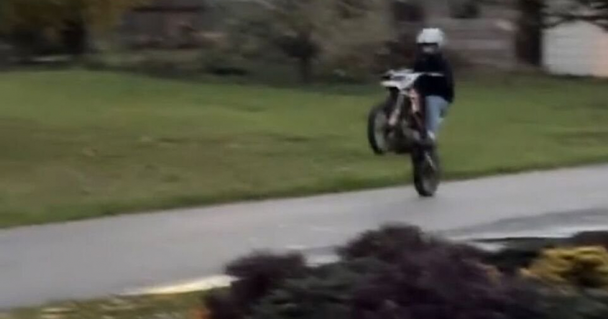 Ucieczka na jednym kole przed policją. Dwa crossy, dwóch 14-latków i brak tablic!