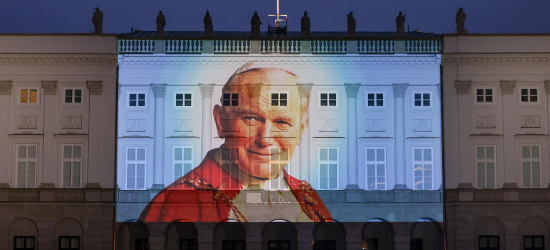 Marsze i uchwały w obronie św. Jana Pawła II. Co zrobi Sanok?
