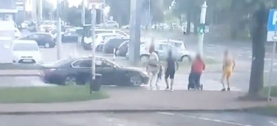 KU PRZESTRODZE! Potrącił kobietę z dzieckiem na przejściu dla pieszych! (VIDEO)