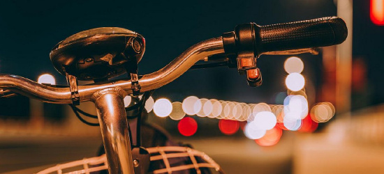 POWIAT BRZOZOWSKI: Zderzenie dwójki rowerzystów. Pojazdy bez oświetlenia