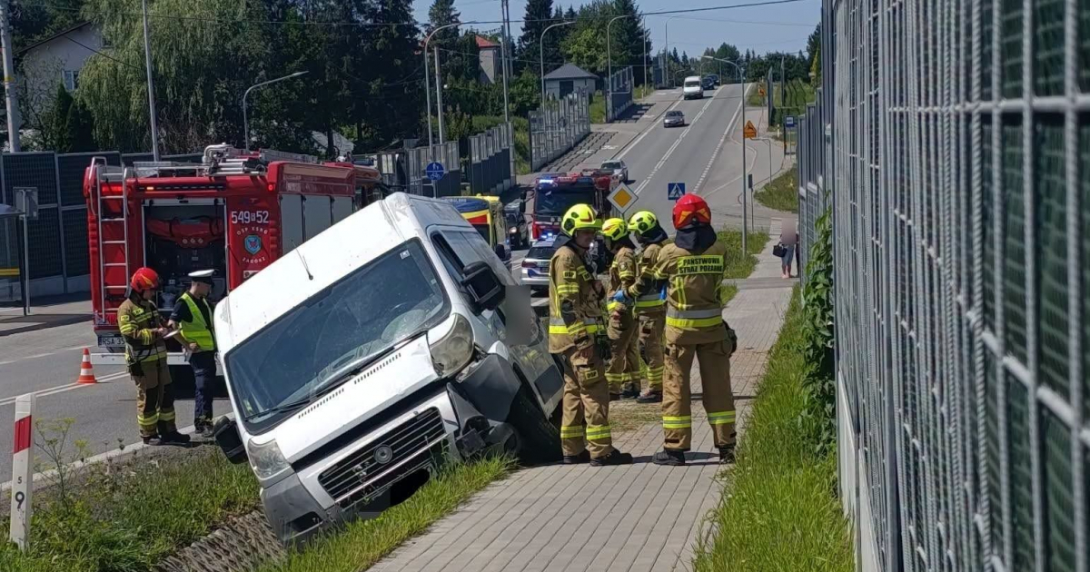 GROŹNE ZDARZENIE W ZAGÓRZU! Bus wypadł z drogi i wjechał do rowu [ZDJĘCIA]