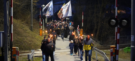 Modlitwa i trzeźwość na zagórskim Karmelu. Relacja z wyjątkowej Drogi Krzyżowej [VIDEO, ZDJĘCIA]