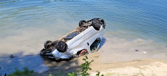 SIENIAWA: Samochód stoczył się ze skarpy (ZDJĘCIA)