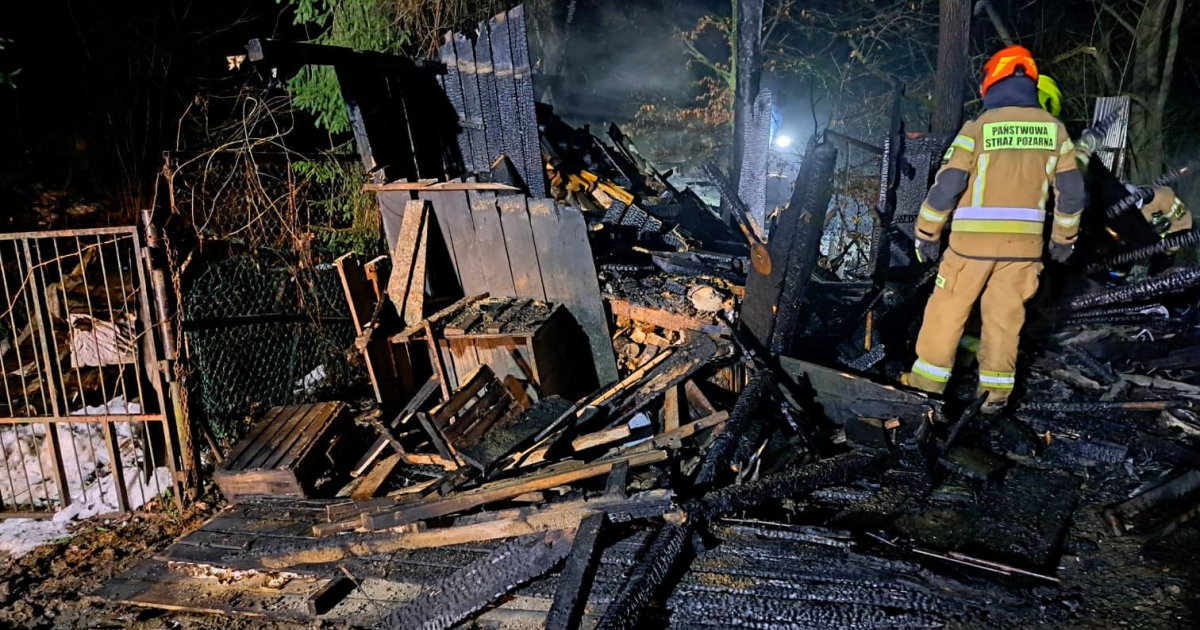 BIESZCZADY: Pożar garażu przy budynku mieszkalnym [ZDJĘCIA]