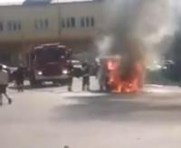 AKTUALIZACJA: Pożar samochodu na Dworcowej. Auto spłonęło doszczętnie (FILM)
