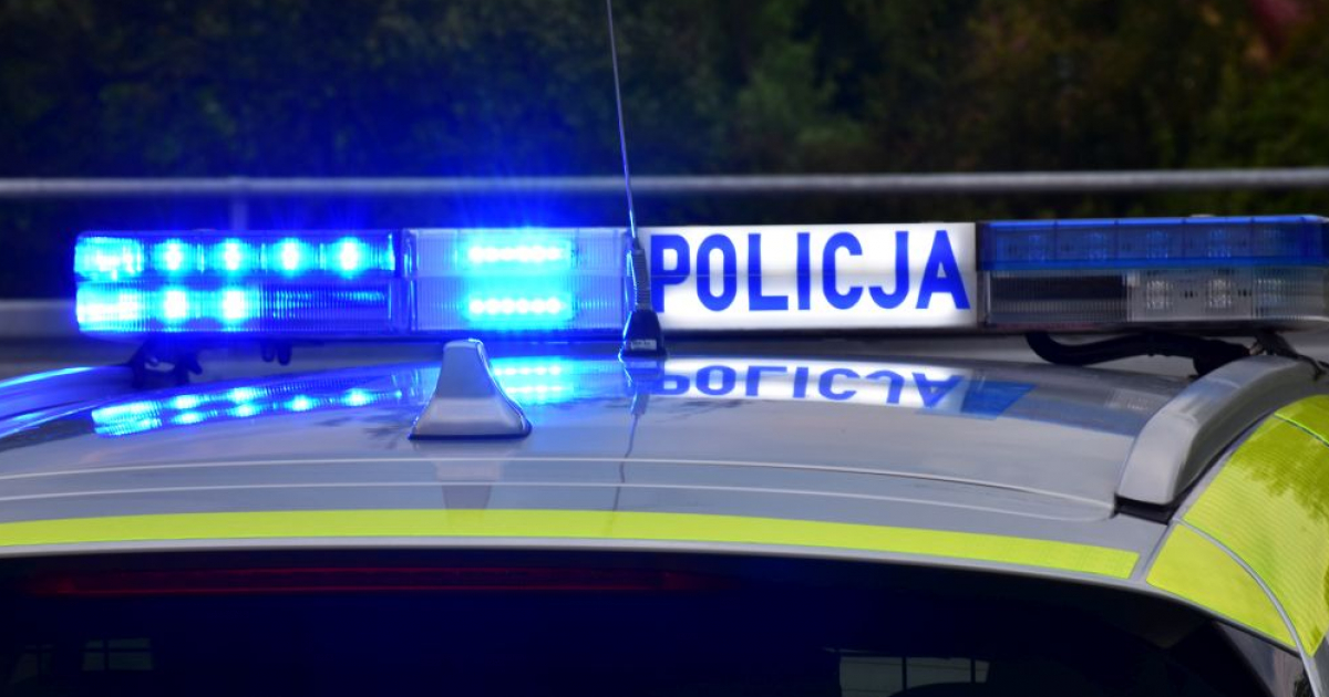 Zatrzaśnięte kluczyki i niemowlę w pojeździe. Błyskawiczna akcja policji!