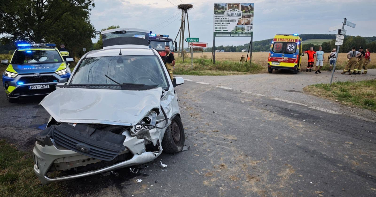 Zderzenie dwóch samochodów w Odrzechowej. Cztery osoby trafiły do szpitali [ZDJĘCIA]