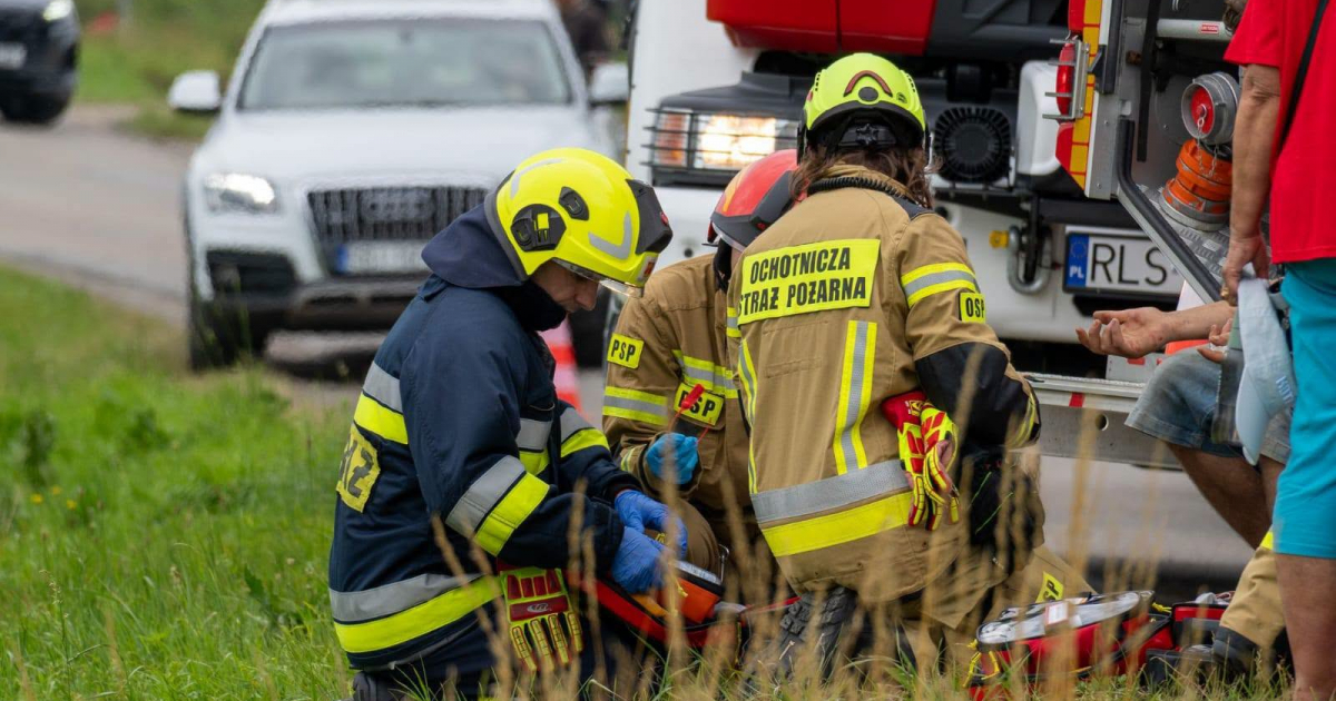 WAŃKOWA: Czołowe zderzenie busa z osobówką. Dwie osoby trafiły do szpitala [ZDJĘCIA]