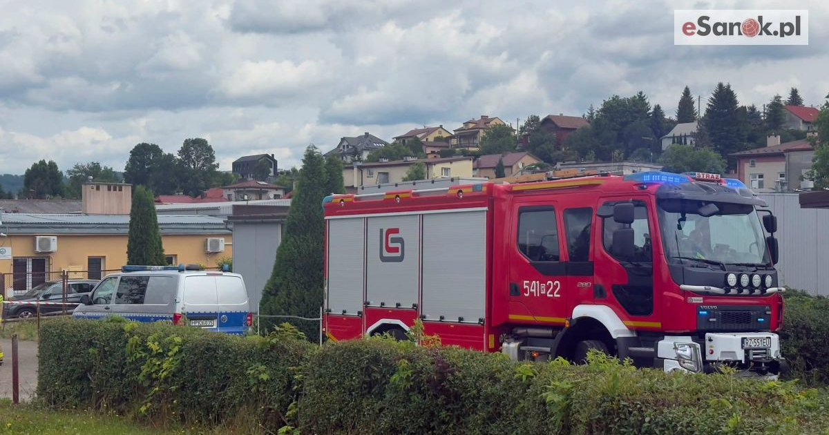 Fałszywy alarm bombowy w Sanoku. „Kaskadowy mail” postawił służby w stan gotowości [VIDEO, ZDJĘCIA]