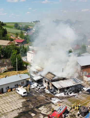 PILNE! Pożar zakładu regeneracji opon w Markowej. Z ogniem walczyło 90 strażaków z 24 jednostek [ZDJĘCIA]
