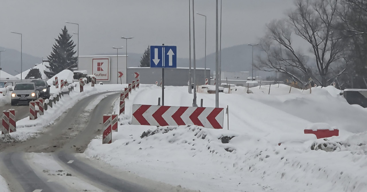 SANOK: Zimowa aura pogarsza warunki na drogach. IMGW ostrzega [VIDEO, ZDJĘCIA]