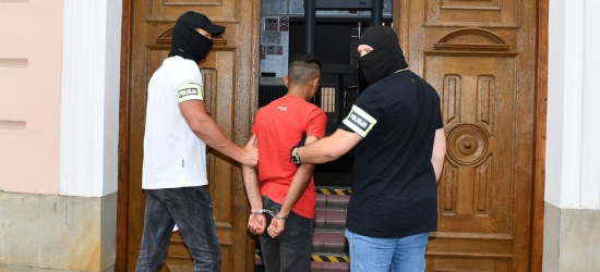 KULASZNE. Sprawcy kradzieży kabli telekomunikacyjnych w rękach policjantów (ZDJĘCIA)