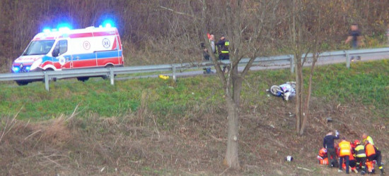 BIESZCZADY: Niebezpieczny wypadek w Wołkowyi. Motocyklista stoczył się ze skarpy (FILM, FOTO)