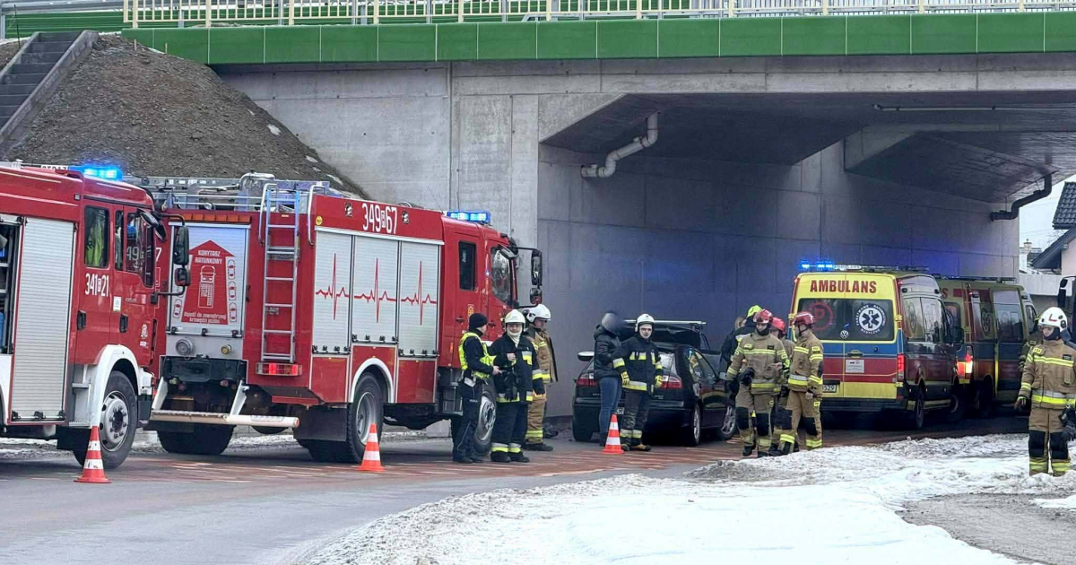 WIDACZ: Czołowe zderzenie dwóch pojazdów. Kierowcy trafili do szpitala