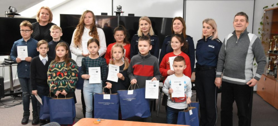 Laureaci powiatowego konkursu „Bezpieczne Wakacje 2022” odebrali nagrody (ZDJĘCIA)