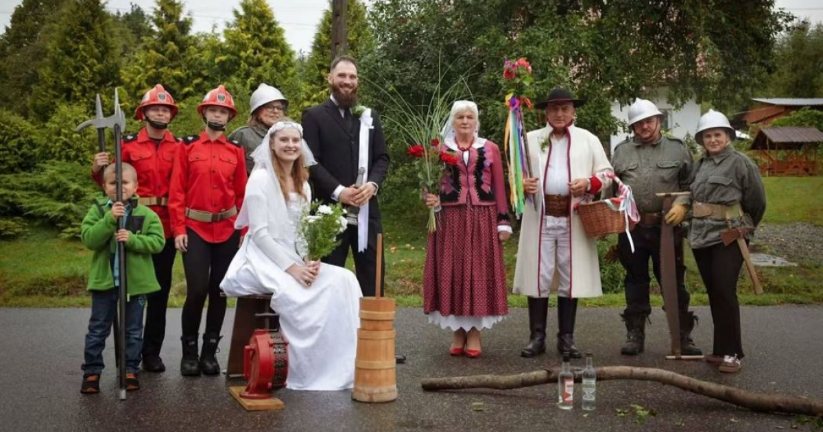Weselny klimat lat 50. w Wujskiem. Tradycyjne obrzędy, muzyka i powrót do przeszłości [ZDJĘCIA]