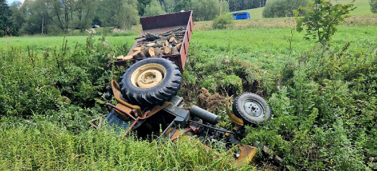 BIESZCZADY: Wypadek z udziałem ciągnika rolniczego. Interweniowały służby [ZDJĘCIA]