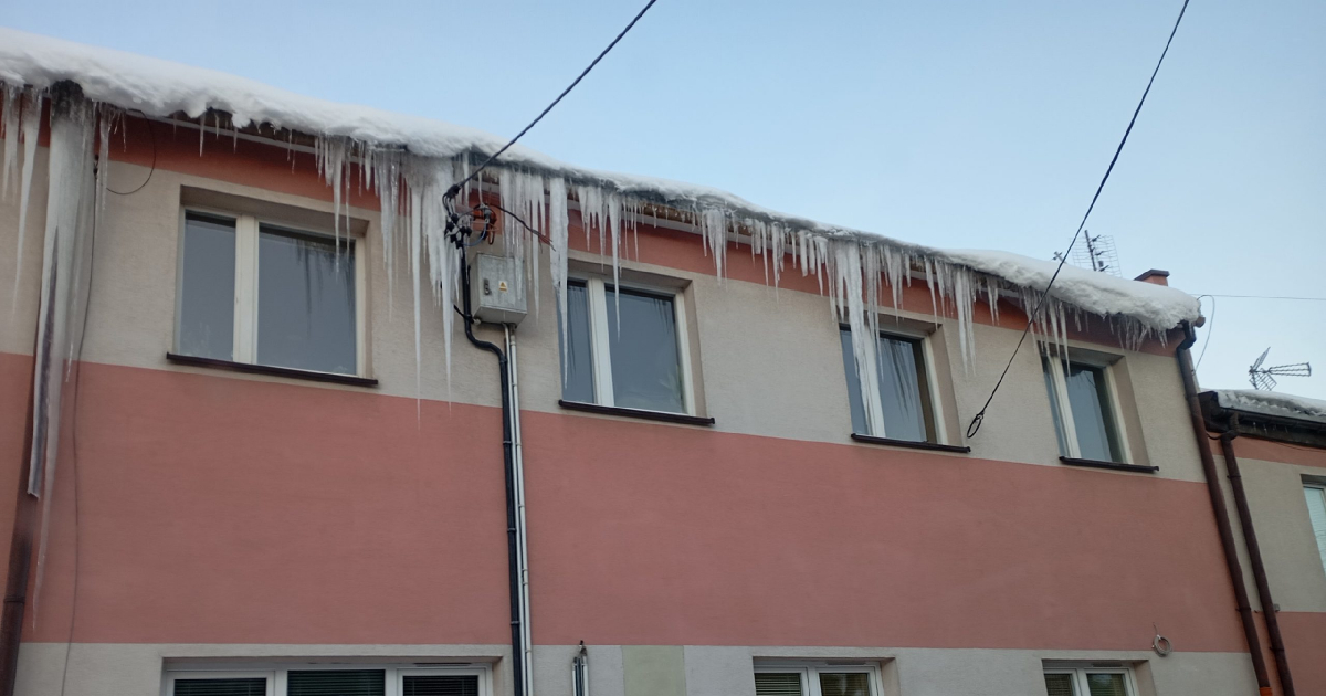 Uwaga! Niebezpieczne sople lodu nad parkingiem przy ul. Konarskiego w Sanoku [ZDJĘCIA]