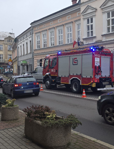 Alarm bombowy w Sądzie Rejonowym w Sanoku. Ewakuowano 69 osób! [VIDEO, ZDJĘCIA]