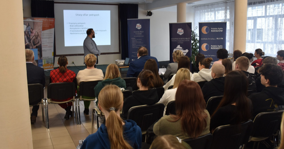 Sanok w świetle odblasków. Konferencja #WIDOCZNIWMROKU już za nami [ZDJĘCIA]