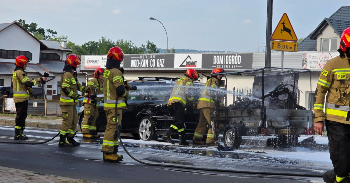 Pożar przyczepy z butlami z gazem i rowerem elektrycznym w Lesku [VIDEO, ZDJĘCIA]