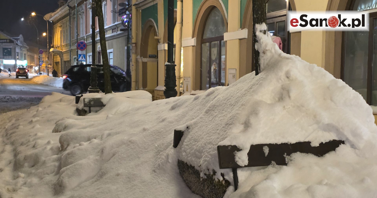 SANOK: Błoto pośniegowe i zalegające hałdy. Służby miejskie porządkują ulice [ZDJĘCIA]