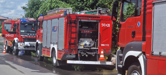 Z OSTATNIEJ CHWILI! Pożar sadzy w kominie w Besku. Trwają działania strażaków