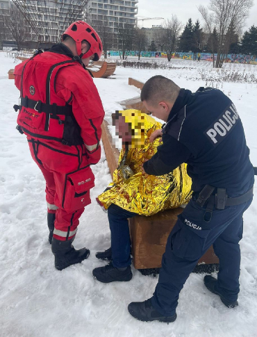 RZESZÓW: Szokujące sceny na Wisłoku. Spacer po lodzie mógł skończyć się tragedią [ZDJĘCIA]