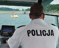 LESKO24.PL: Policjanci z pomocą dla turystów podczas burzy na jeziorze