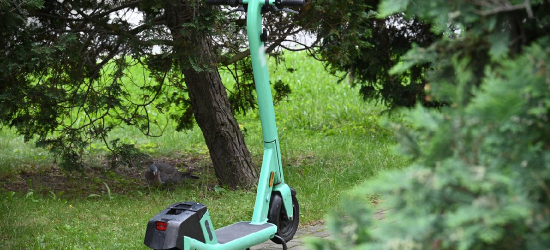Hulajnoga elektryczna – wygoda, która zobowiązuje. Przypominamy o przepisach i bezpieczeństwie