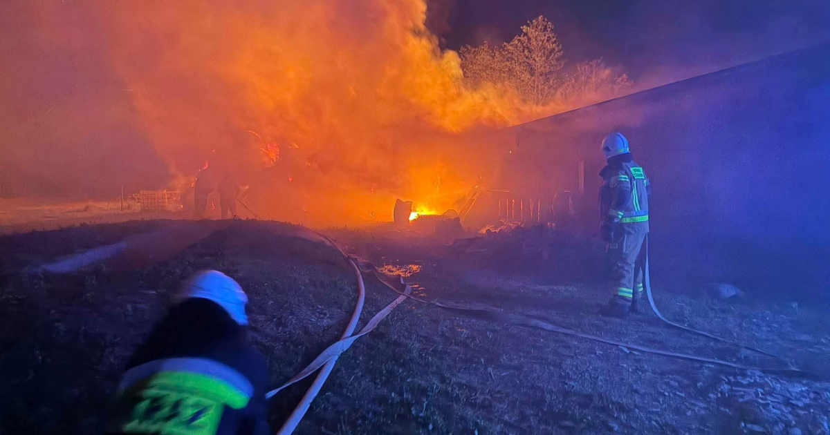 Pożar w stadninie koni w Targowiskach! Ogień objął stajnię, w środku były zwierzęta!