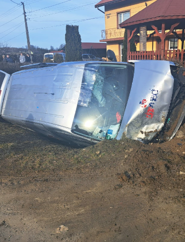 NIEBOCKO: Wypadek busa w Niebocku. Dwie osoby trafiły do szpitala [ZDJĘCIA]
