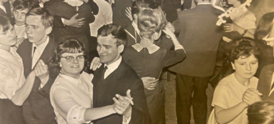 Studniówkowych balów czas. Tradycja, która w sanockim „Mechaniku” trwa od pokoleń [ZDJĘCIA]