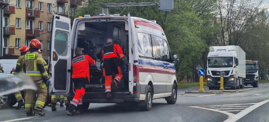 Wypadek na ul. Dmowskiego. Poszkodowany motocyklista (ZDJĘCIA)